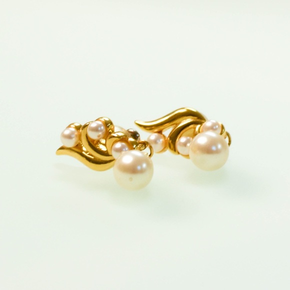 Vintage inspired gold pearl tear drop earrings - Picture 2 of 4